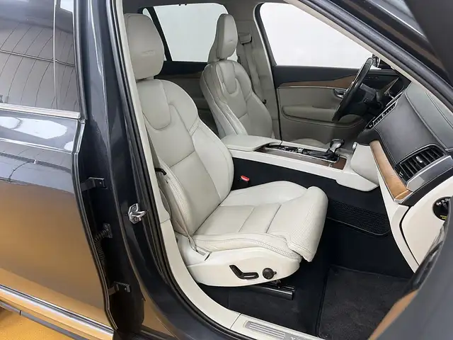 Volvo XC90 view 5