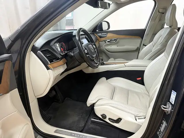 Volvo XC90 view 9