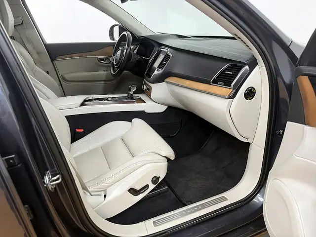 Volvo XC90 view 10