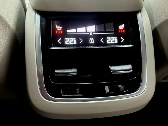 Volvo XC90 view 20