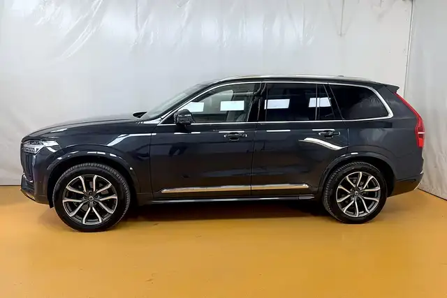 Volvo XC90 view 3