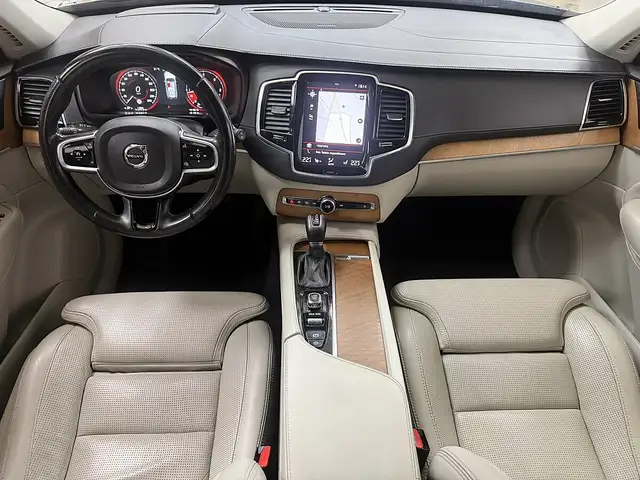 Volvo XC90 view 8