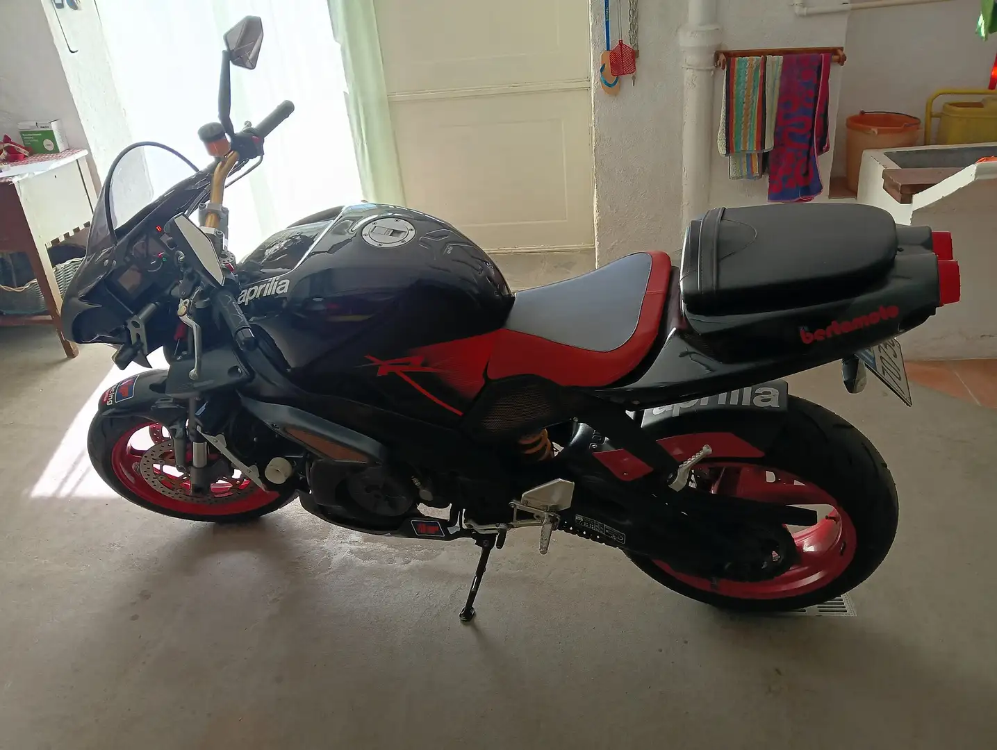 Aprilia Tuono Noir - 1