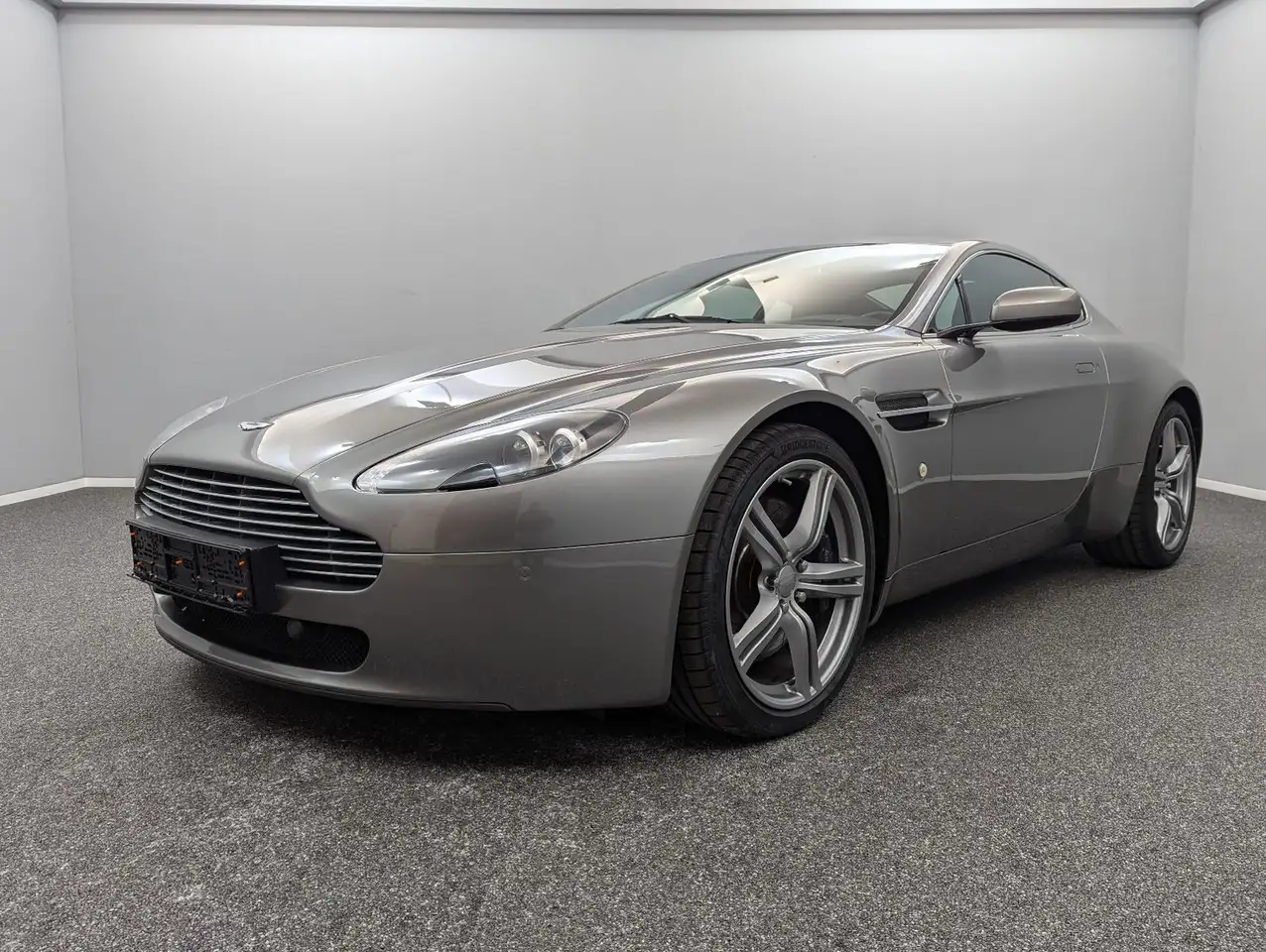 Aston Martin V8