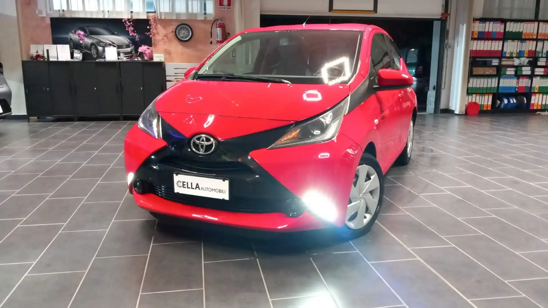Toyota Aygo Aygo II 2014 5p 1.0 x-play Rouge - 2