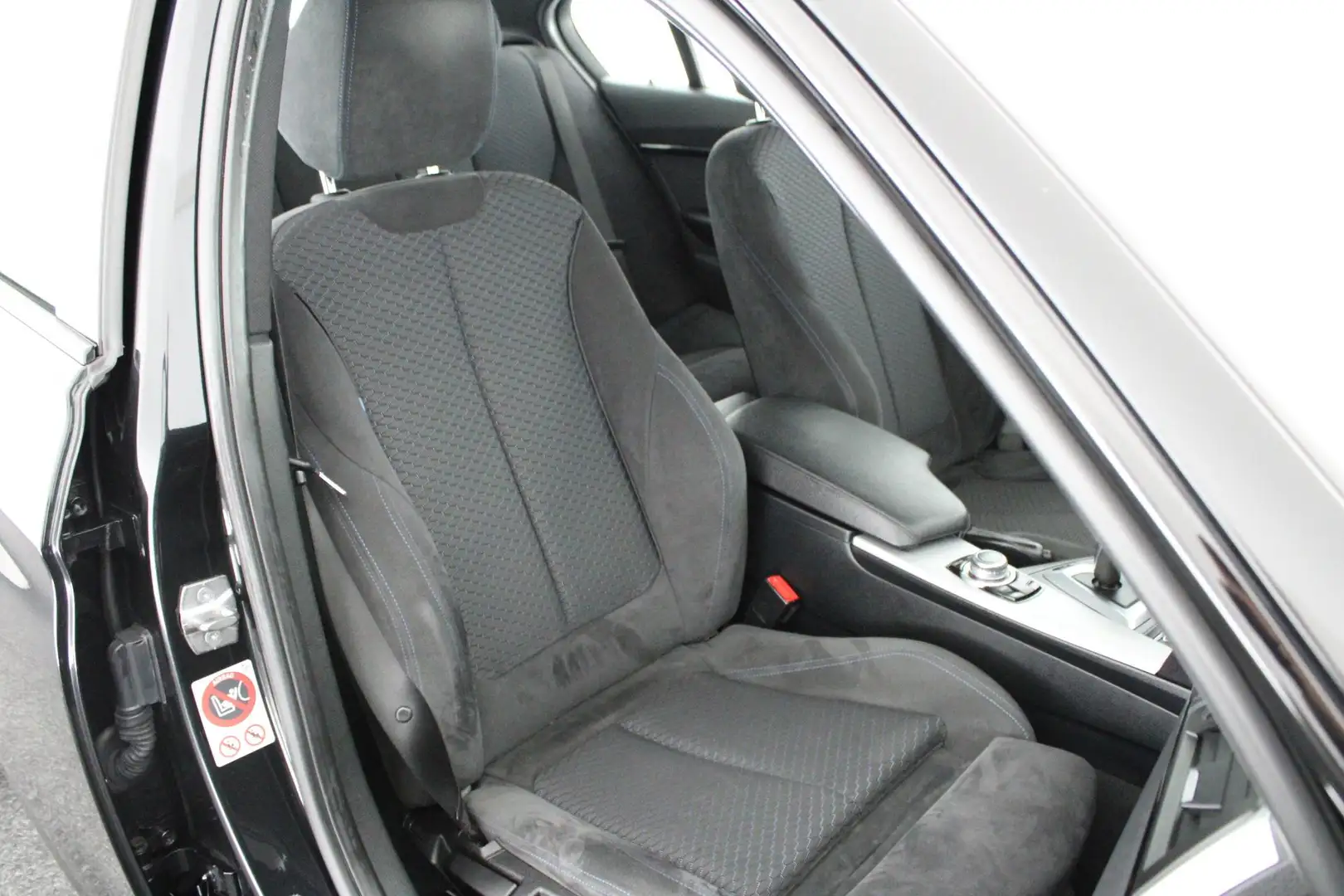 BMW 330 3-serie 330e 252pk Automaat M-Pakket Navigatie Cru Zwart - 2
