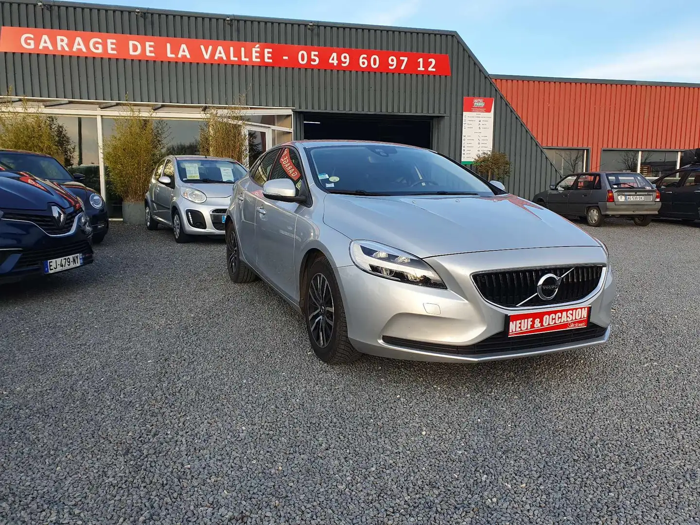 Volvo V40 D2 120 ch Business Plateado - 1