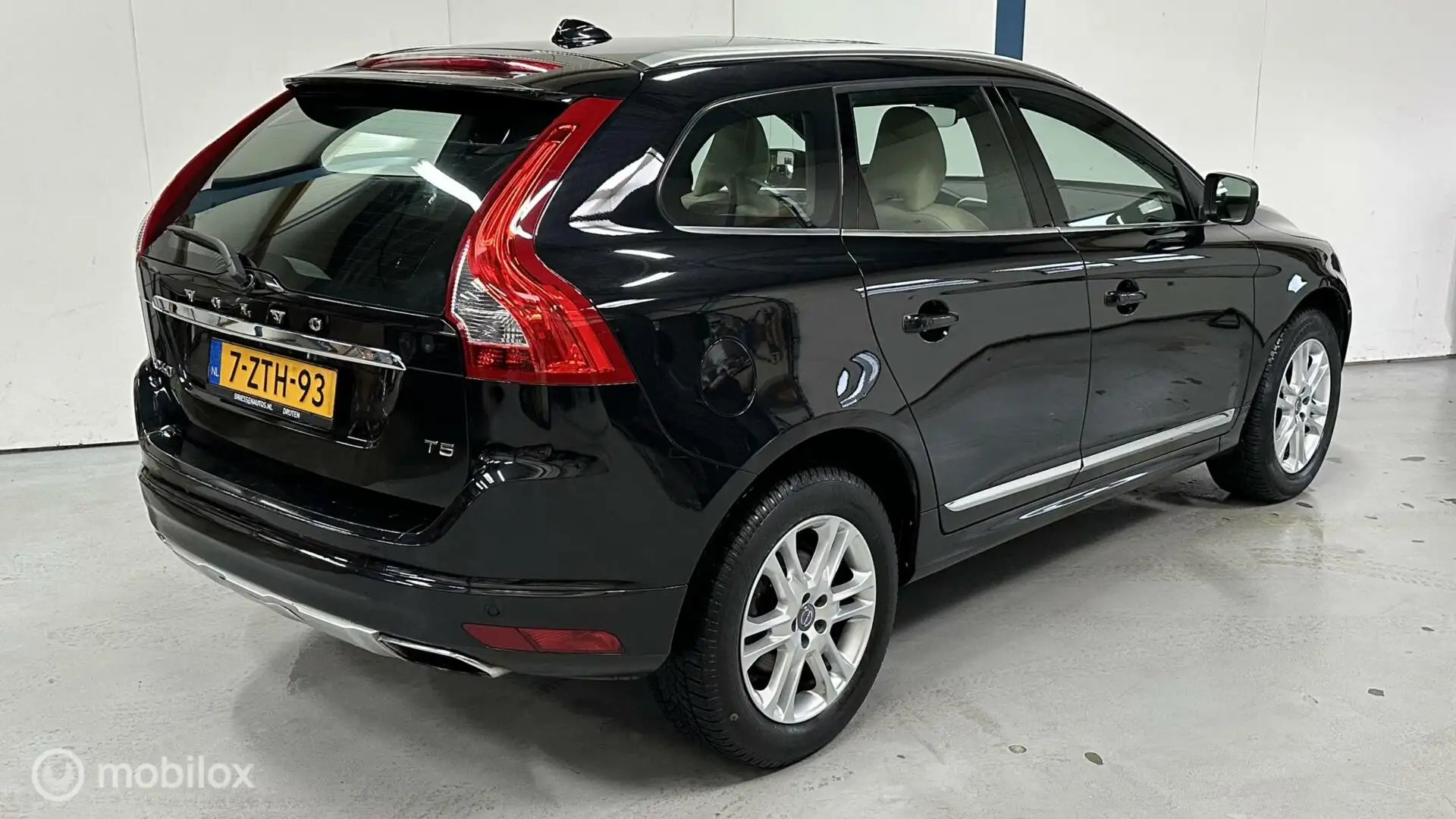 Volvo XC60 2.0 T5 FWD Summum 1E EIGENAAR / NL-AUTO Zwart - 2