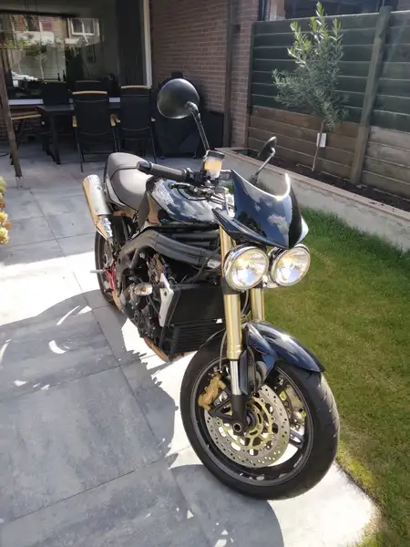Triumph Speed Triple 1050 - foto 2