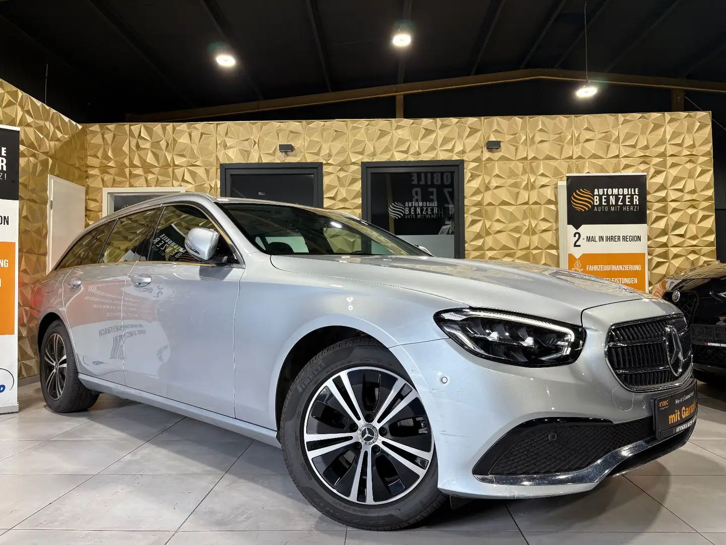 Mercedes-Benz E 220 T-Modell d/NAVI/KAMERA/APPLE/AMBIENTE/ACC Silber - 1