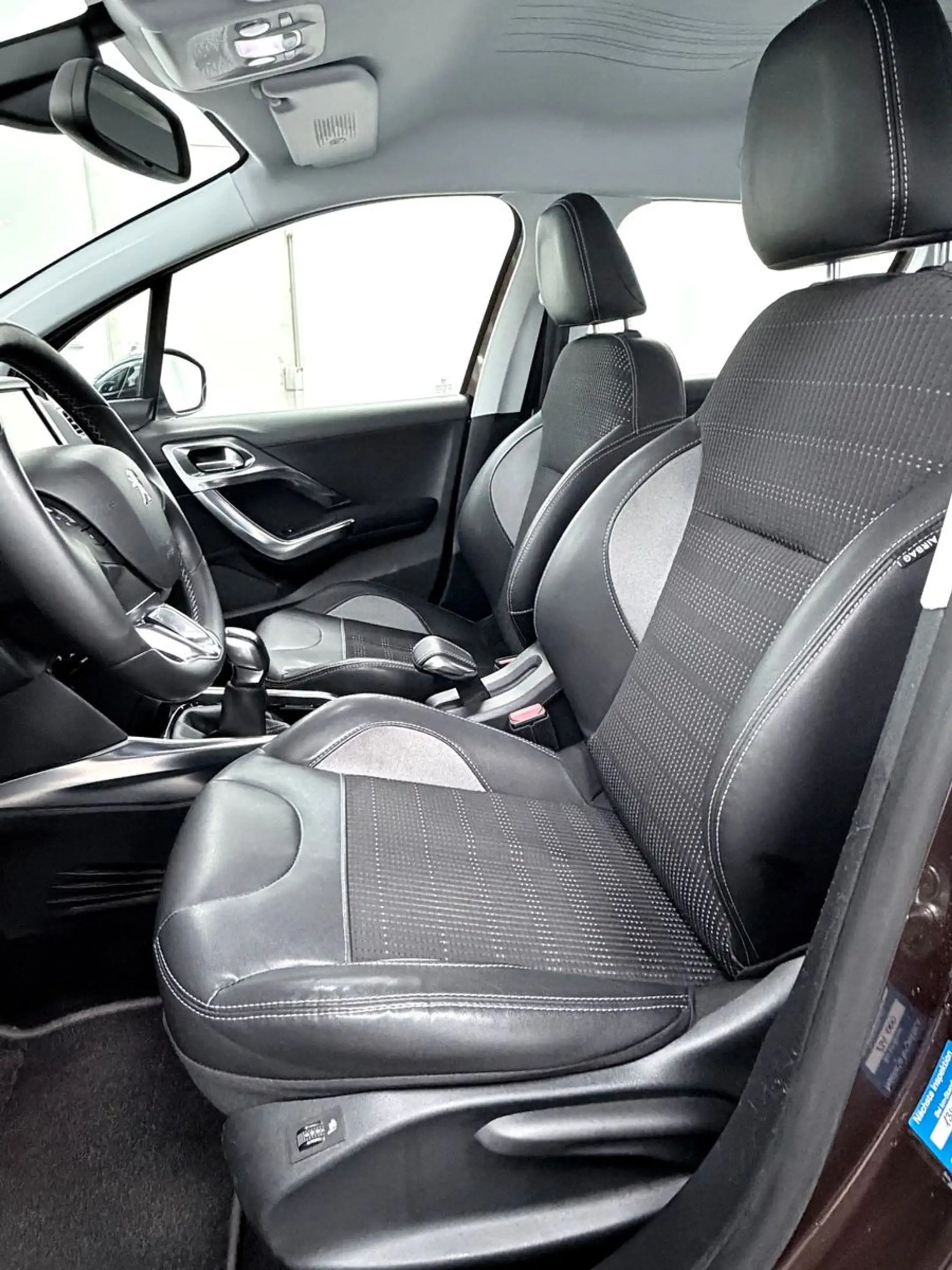 Peugeot 2008 Allure-AHK-NAVI-PDC-TEILLEDER-KLIMAAUTOMATI — photo 11