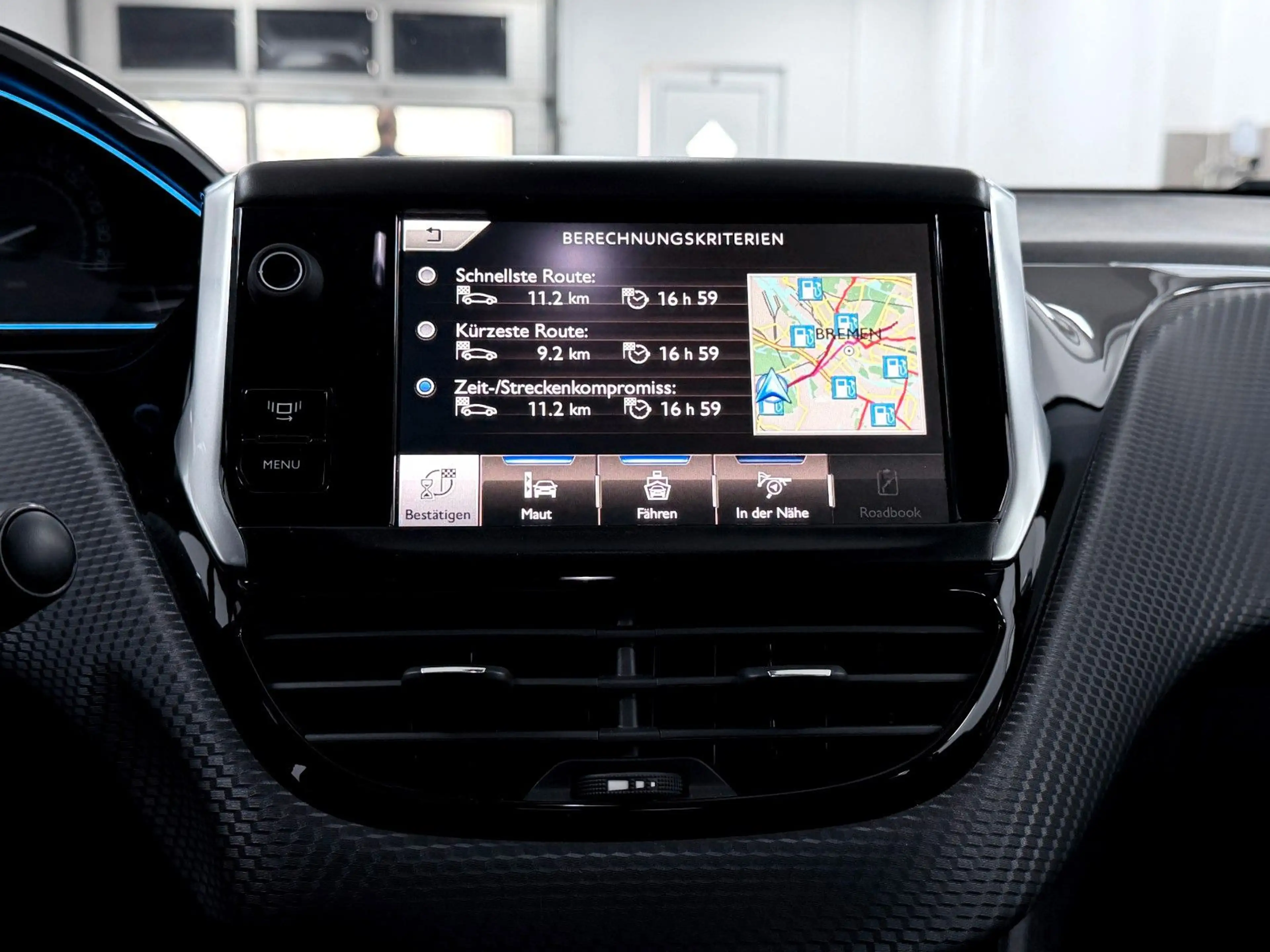 Peugeot 2008 Allure-AHK-NAVI-PDC-TEILLEDER-KLIMAAUTOMATI — photo 24