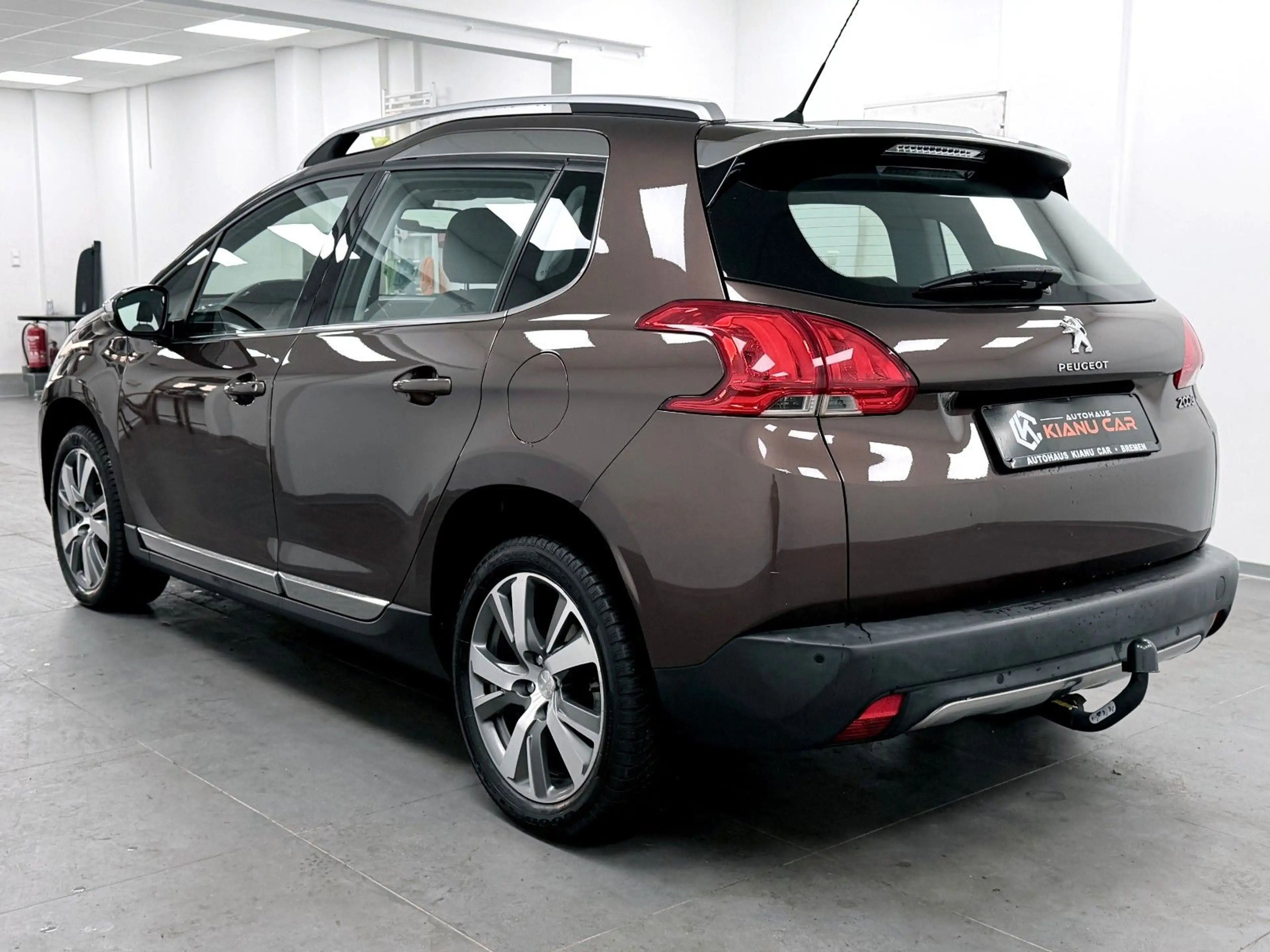 Peugeot 2008 Allure-AHK-NAVI-PDC-TEILLEDER-KLIMAAUTOMATI — photo 4