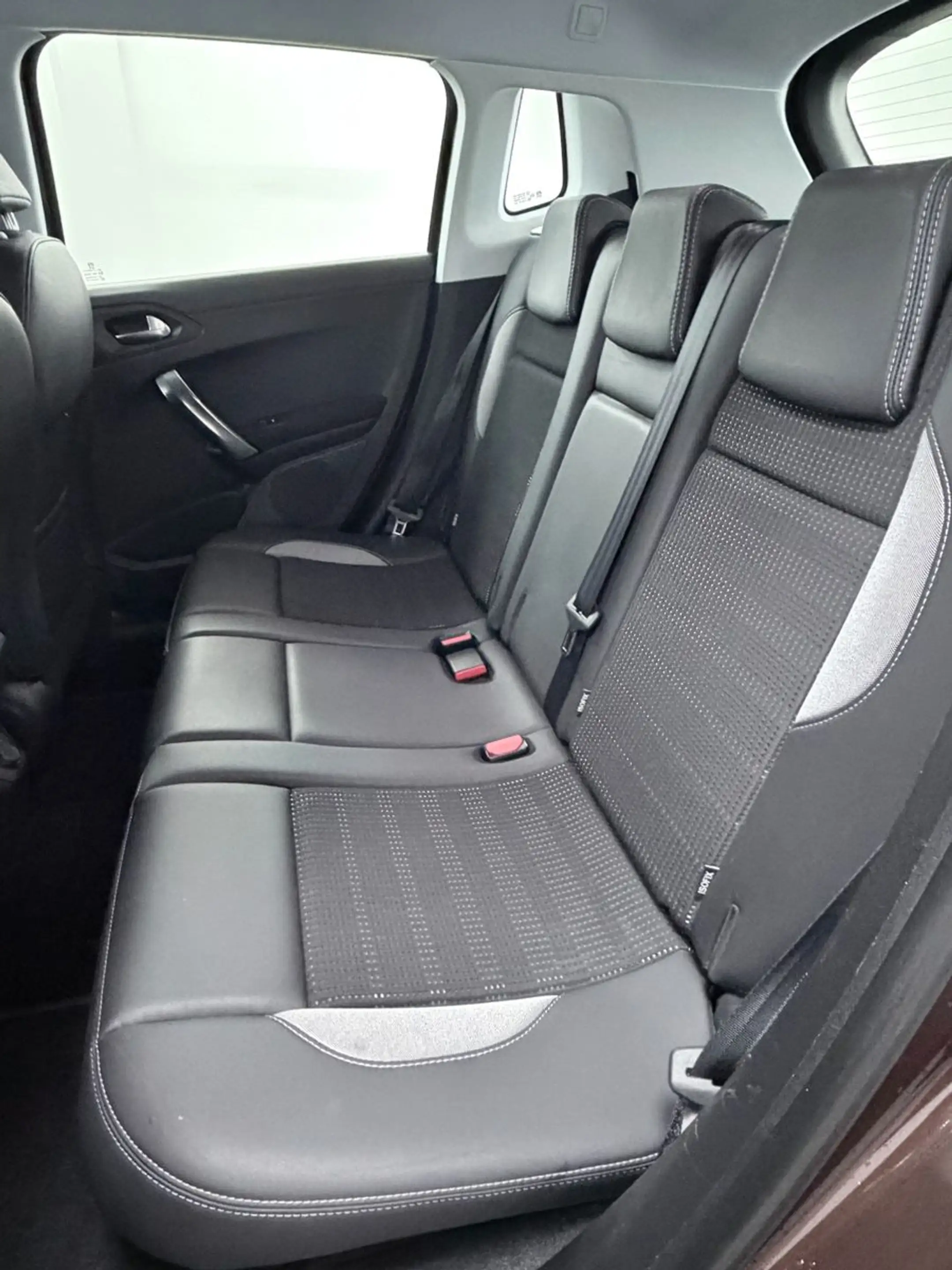 Peugeot 2008 Allure-AHK-NAVI-PDC-TEILLEDER-KLIMAAUTOMATI — photo 18
