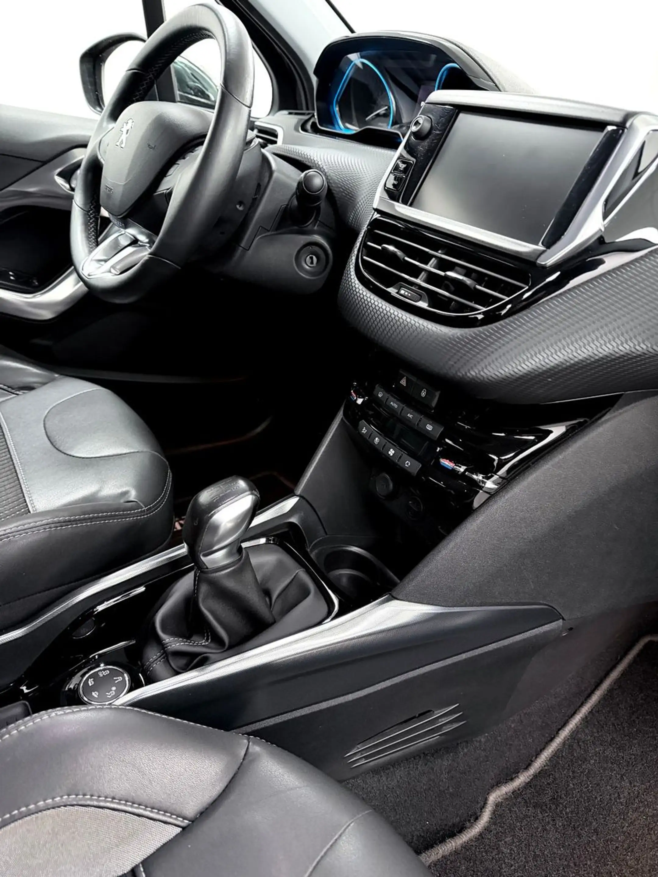 Peugeot 2008 Allure-AHK-NAVI-PDC-TEILLEDER-KLIMAAUTOMATI — photo 10
