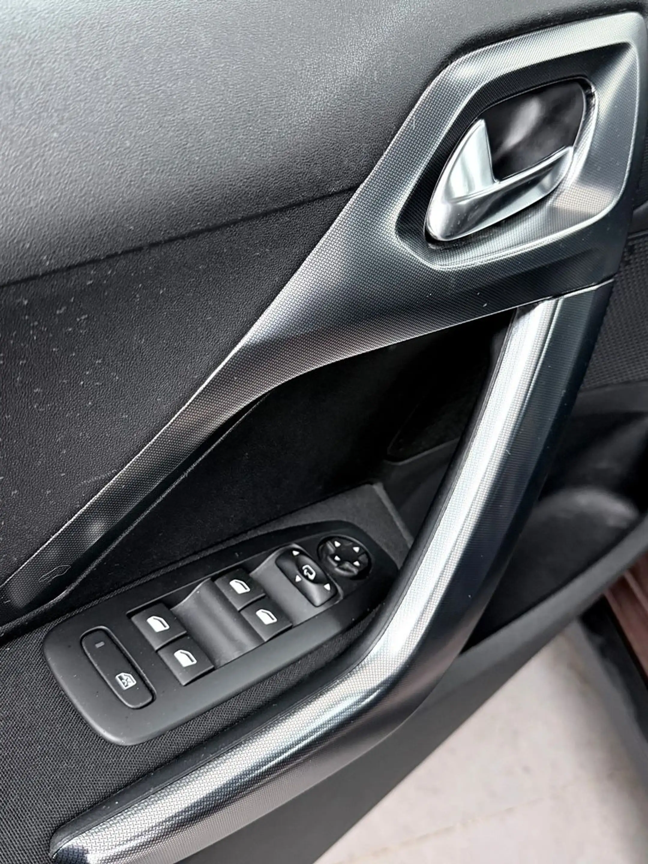 Peugeot 2008 Allure-AHK-NAVI-PDC-TEILLEDER-KLIMAAUTOMATI — photo 14