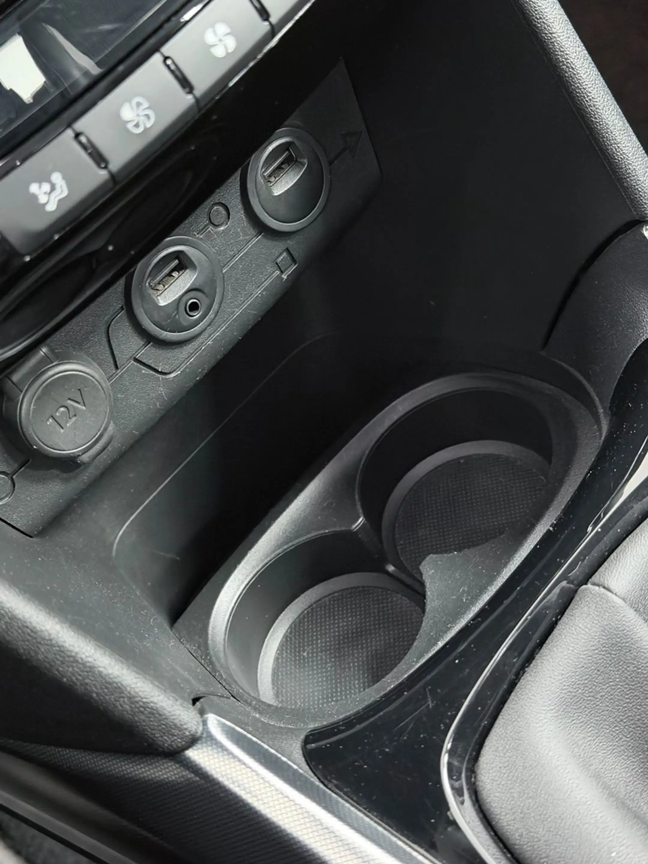 Peugeot 2008 Allure-AHK-NAVI-PDC-TEILLEDER-KLIMAAUTOMATI — photo 16