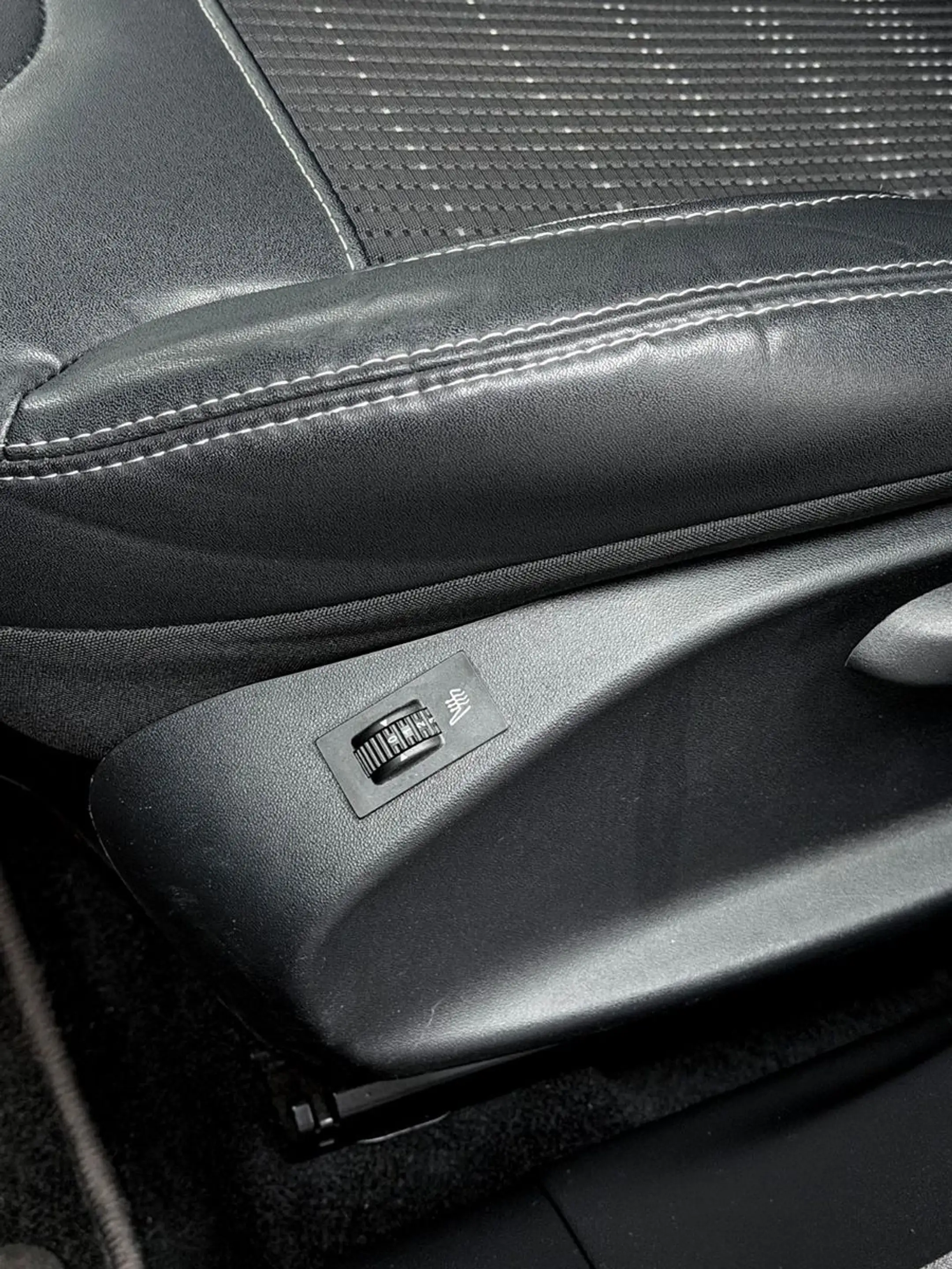 Peugeot 2008 Allure-AHK-NAVI-PDC-TEILLEDER-KLIMAAUTOMATI — photo 13