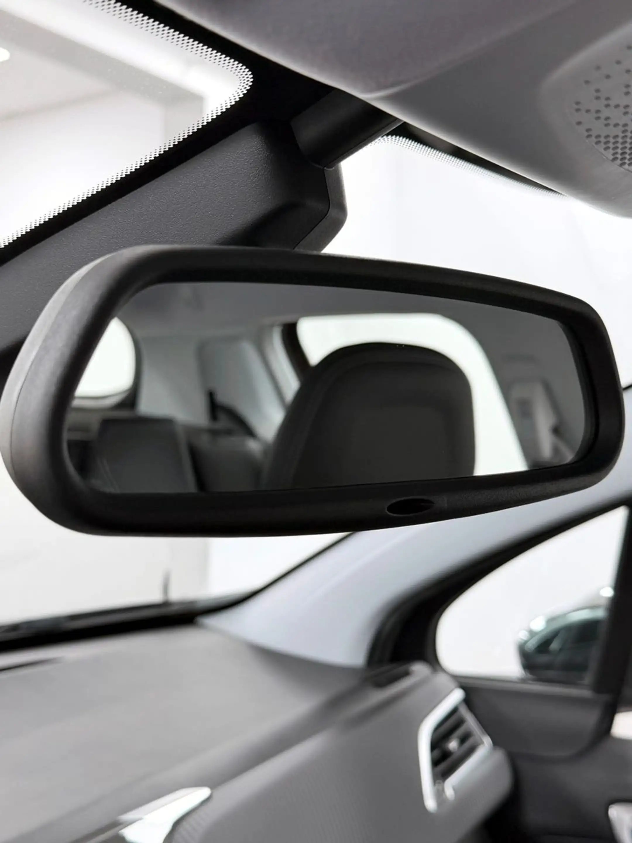 Peugeot 2008 Allure-AHK-NAVI-PDC-TEILLEDER-KLIMAAUTOMATI — photo 17
