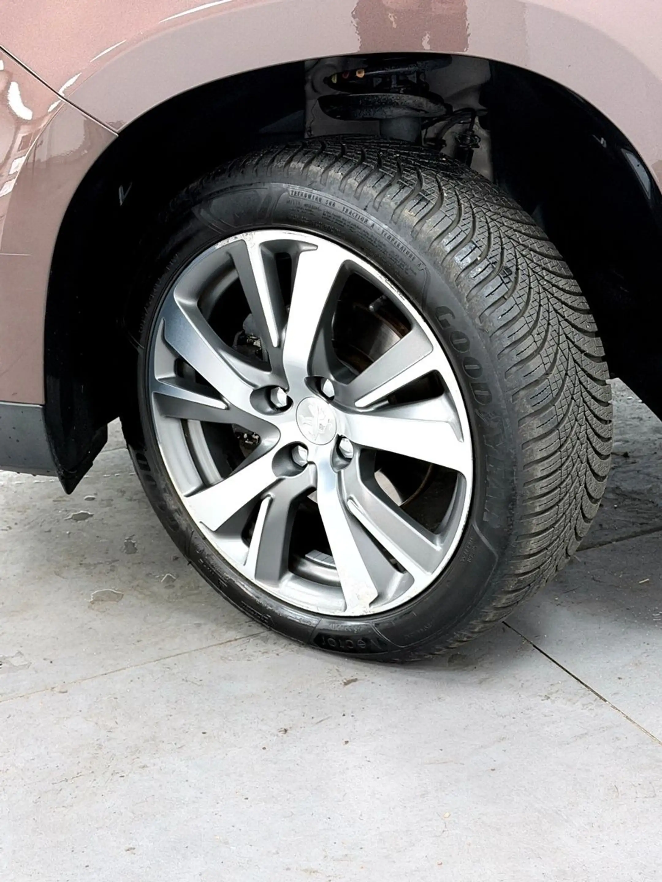 Peugeot 2008 Allure-AHK-NAVI-PDC-TEILLEDER-KLIMAAUTOMATI — photo 23