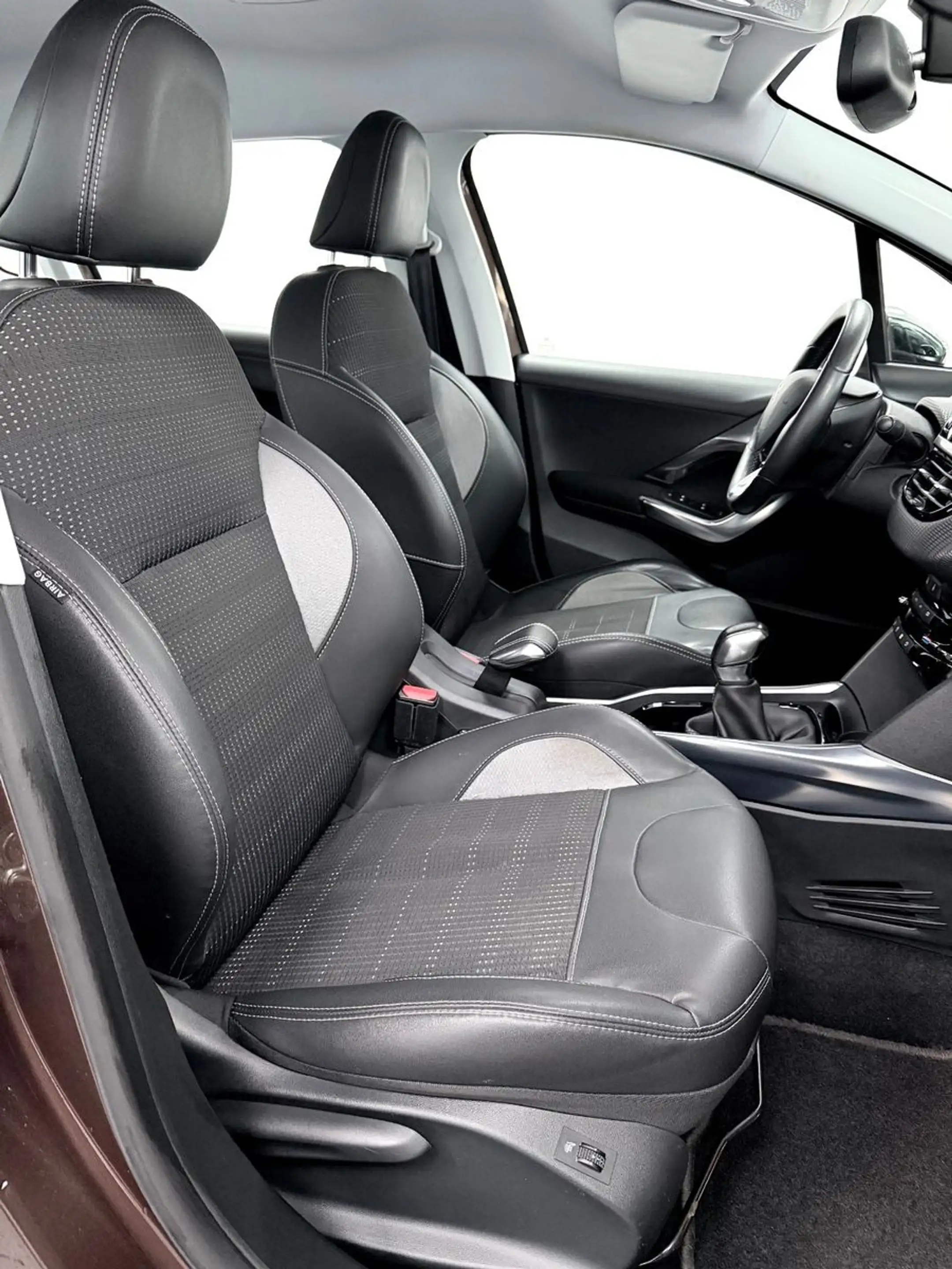 Peugeot 2008 Allure-AHK-NAVI-PDC-TEILLEDER-KLIMAAUTOMATI — photo 9