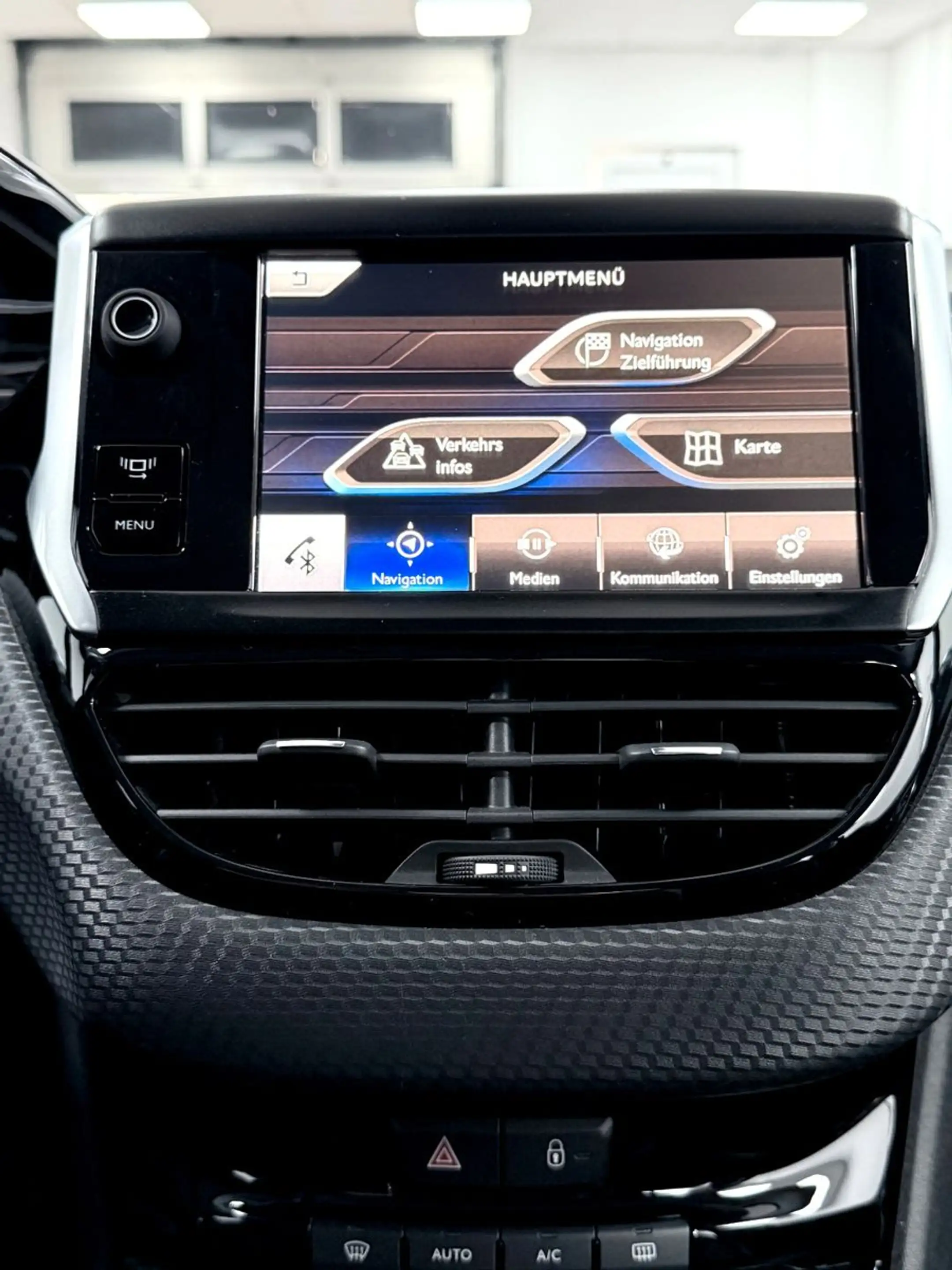 Peugeot 2008 Allure-AHK-NAVI-PDC-TEILLEDER-KLIMAAUTOMATI — photo 20
