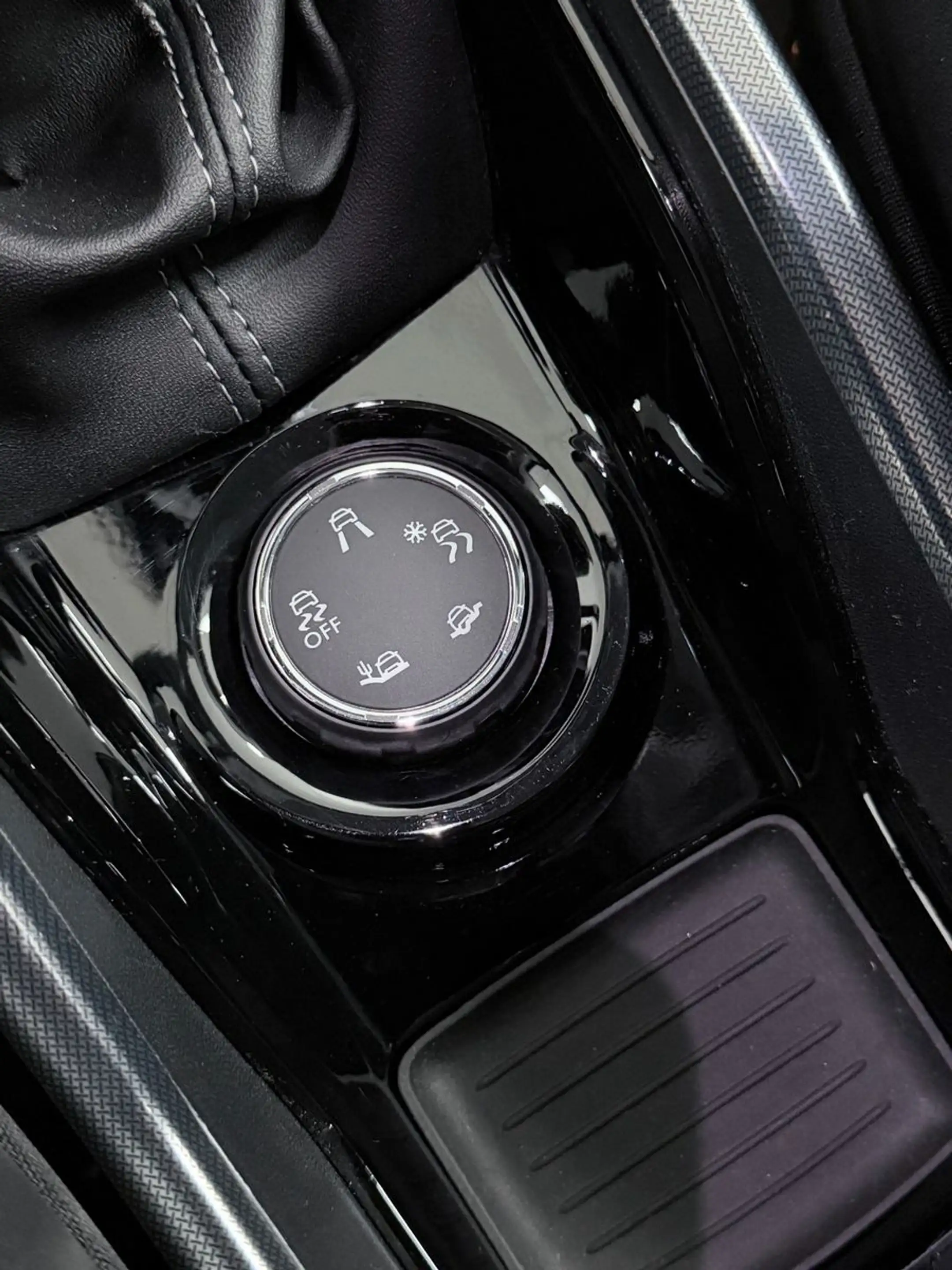 Peugeot 2008 Allure-AHK-NAVI-PDC-TEILLEDER-KLIMAAUTOMATI — photo 15