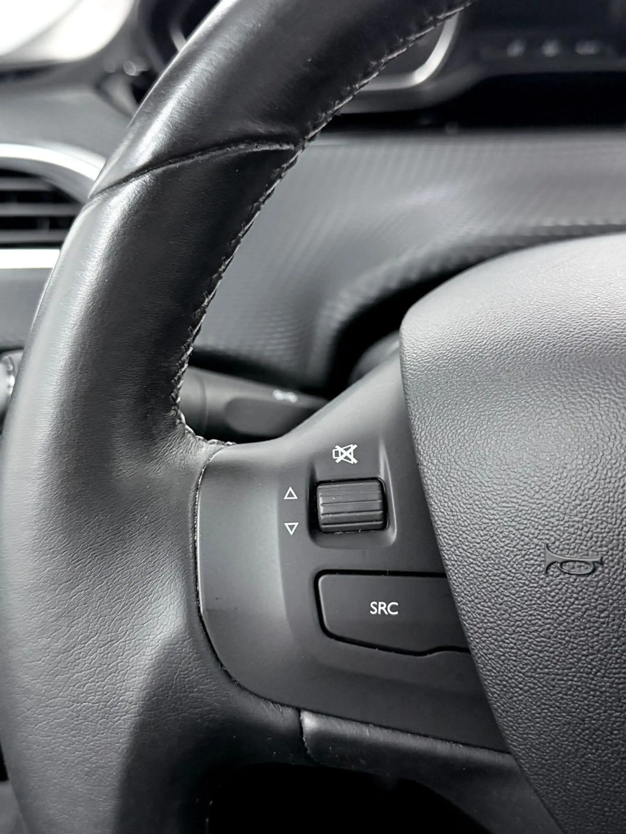Peugeot 2008 Allure-AHK-NAVI-PDC-TEILLEDER-KLIMAAUTOMATI — photo 21
