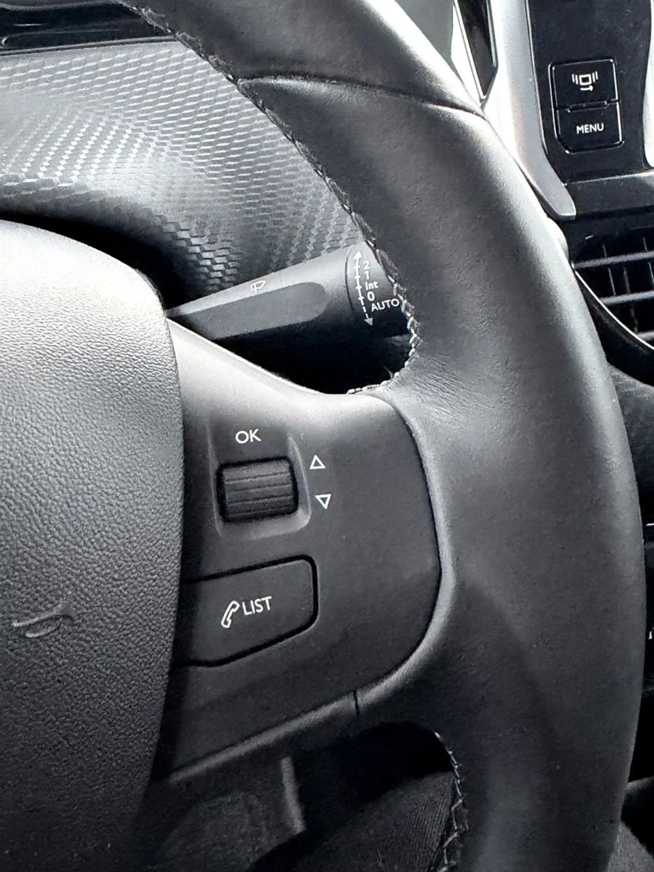 Peugeot 2008 Allure-AHK-NAVI-PDC-TEILLEDER-KLIMAAUTOMATI — photo 22