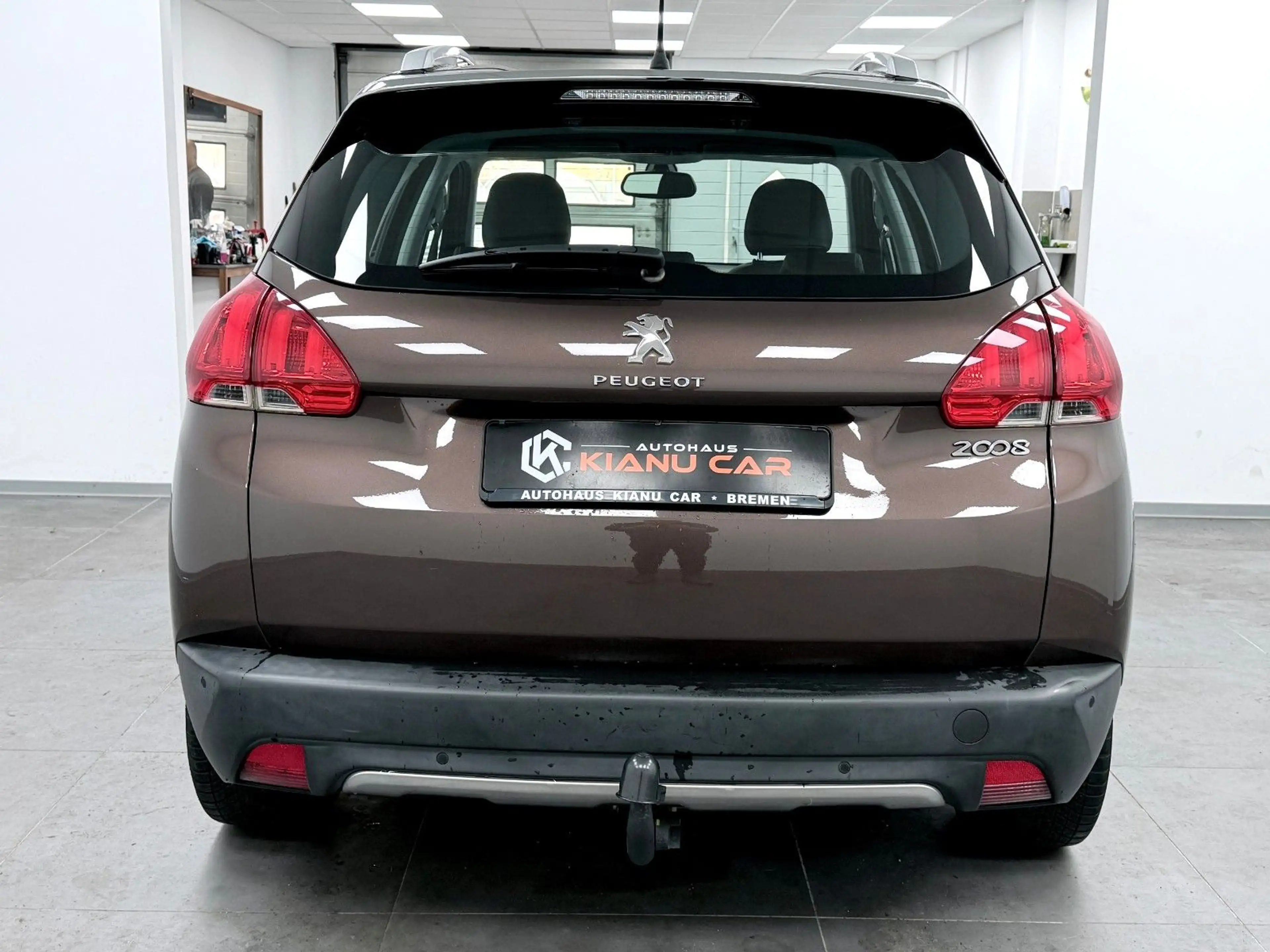 Peugeot 2008 Allure-AHK-NAVI-PDC-TEILLEDER-KLIMAAUTOMATI — photo 5
