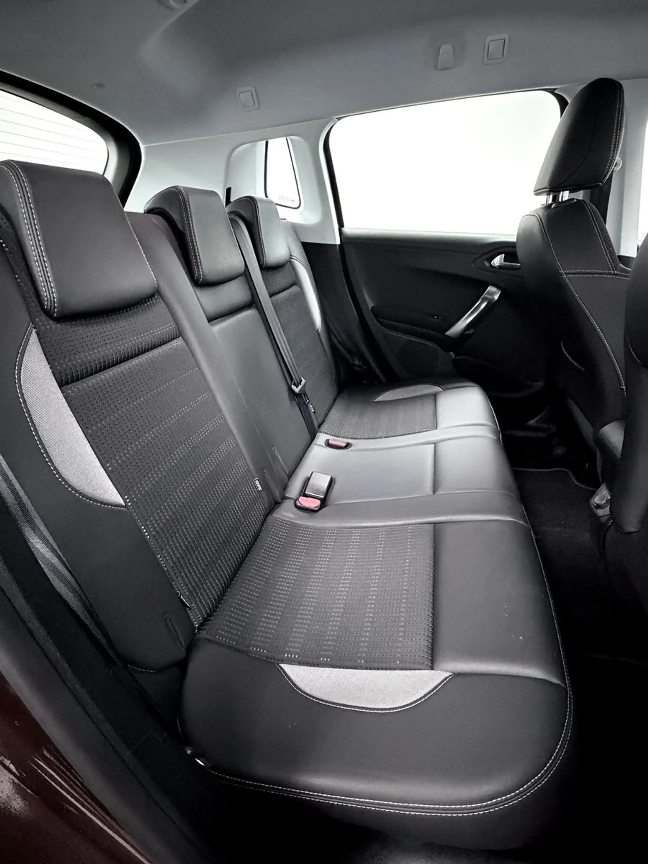 Peugeot 2008 Allure-AHK-NAVI-PDC-TEILLEDER-KLIMAAUTOMATI — photo 8