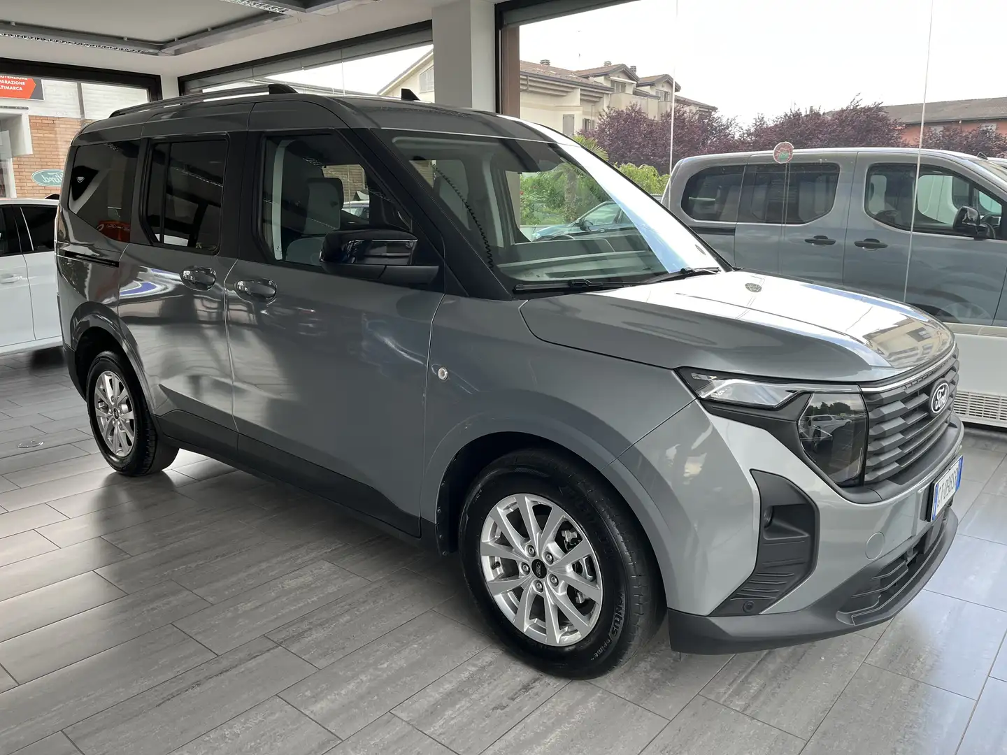 Ford Tourneo Courier 1.0 ECOBOOST 125CV TITANIUM POWEWRSHIFT A7 Grau - 2