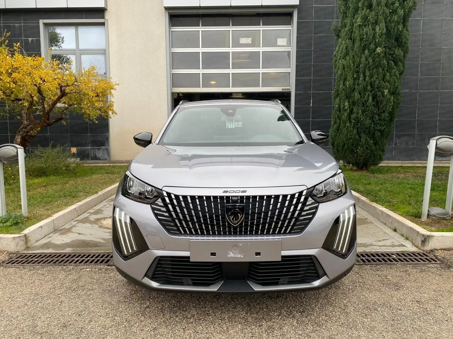 Peugeot 2008 2008 Hybrid 145 e-DCS6 Allure Argento - 2