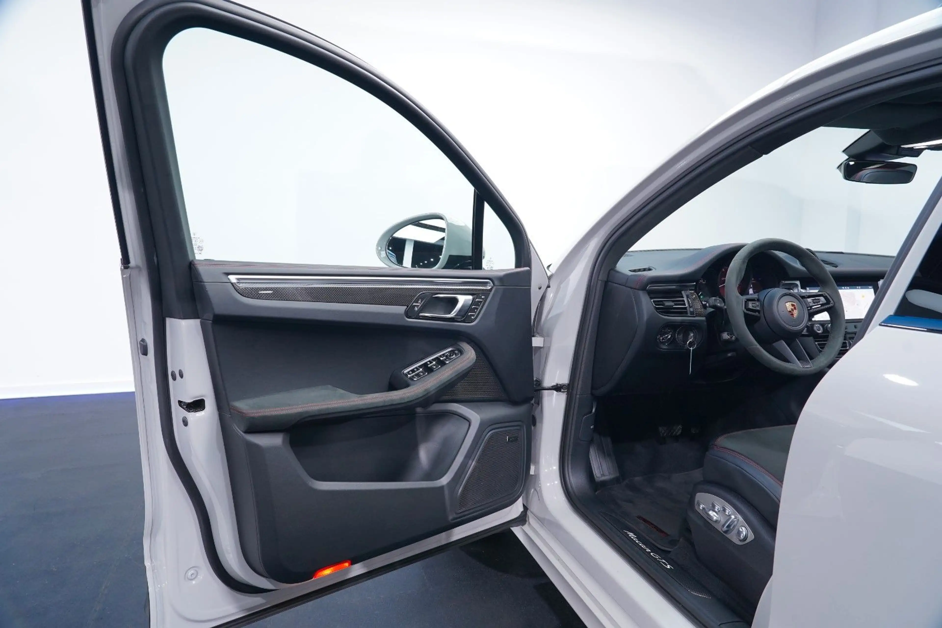Porsche Macan GTS PDLS+/KREIDE/CHRONO/PANO/AHK/ACC/CARBN — photo 9