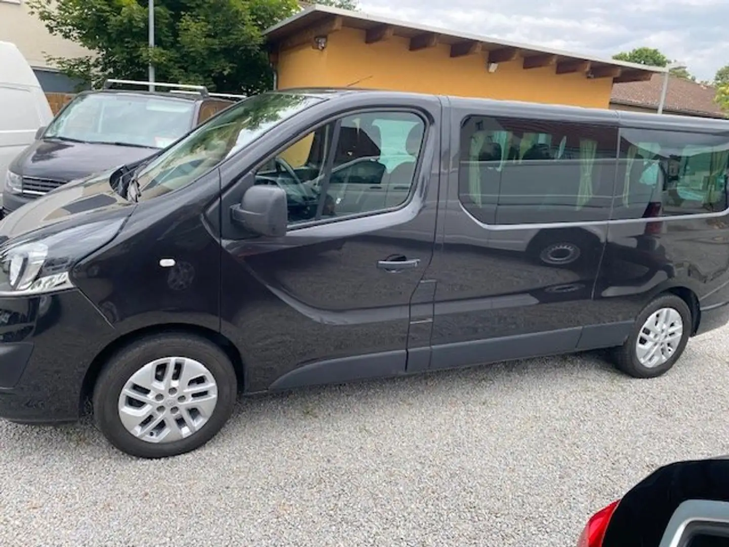 Opel Vivaro Combi L2H1  9 Sitzer AHK ALU Schwarz - 2