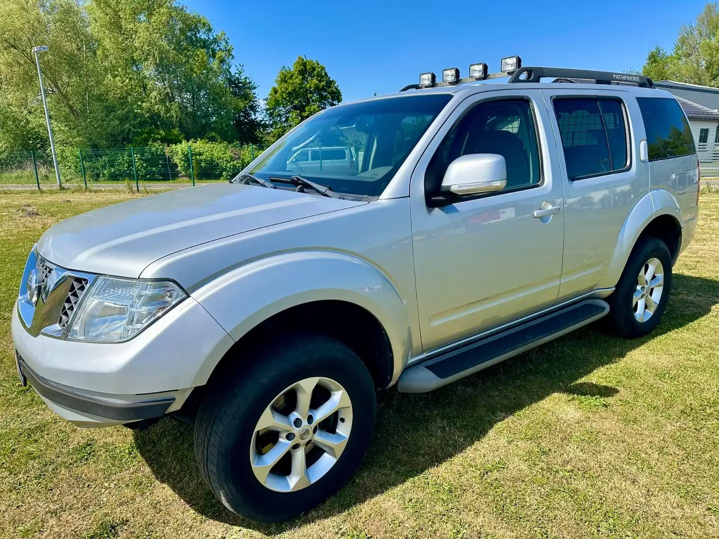 Nissan Pathfinder 2.5 dCi SE Aut. 7 Sitzer Plateado - 1