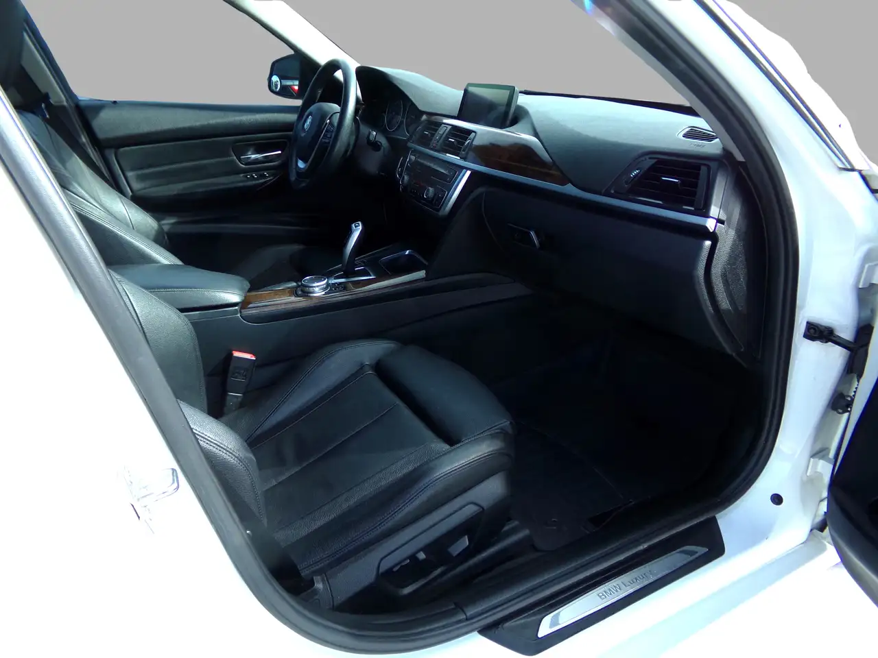 BMW 3 Series снимка BMW 3 Series