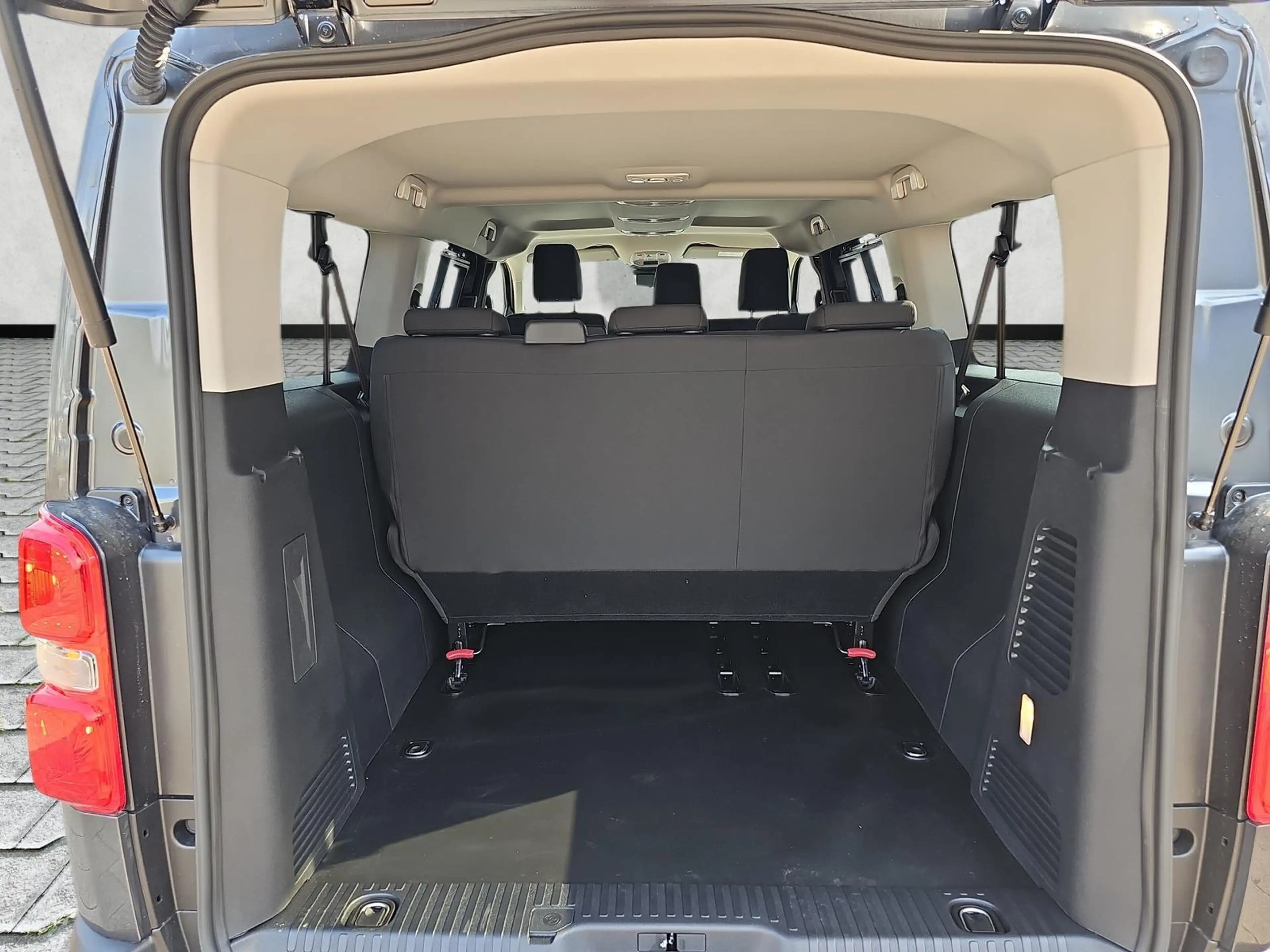Opel Vivaro XL Kombi 2.2 Diesel Autom. Navi / Kamera 132 kW... — photo 14