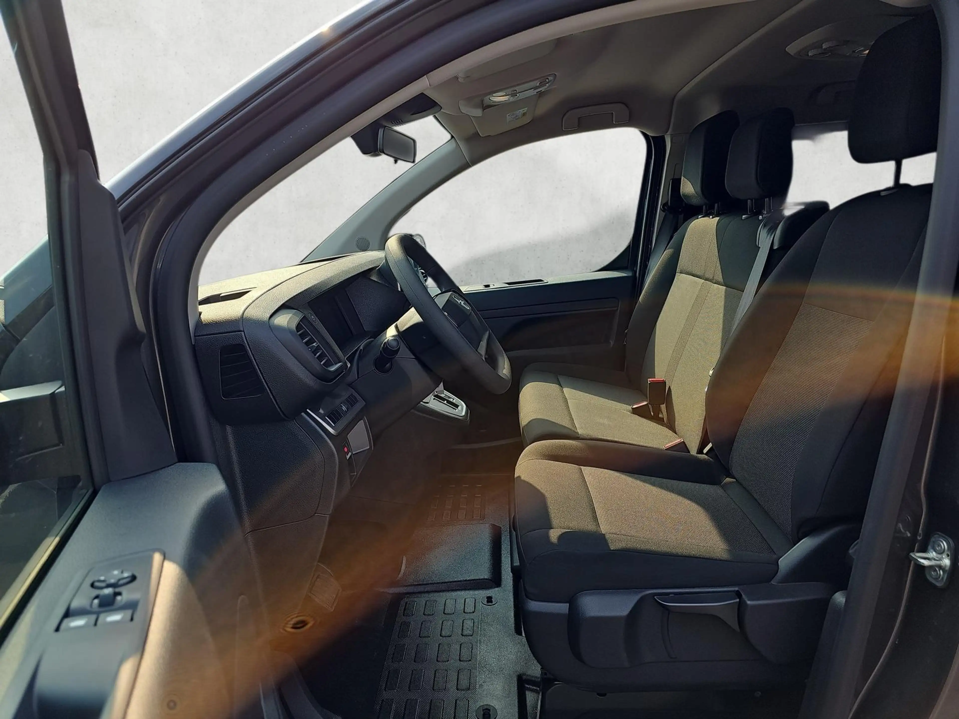Opel Vivaro XL Kombi 2.2 Diesel Autom. Navi / Kamera 132 kW... — photo 9