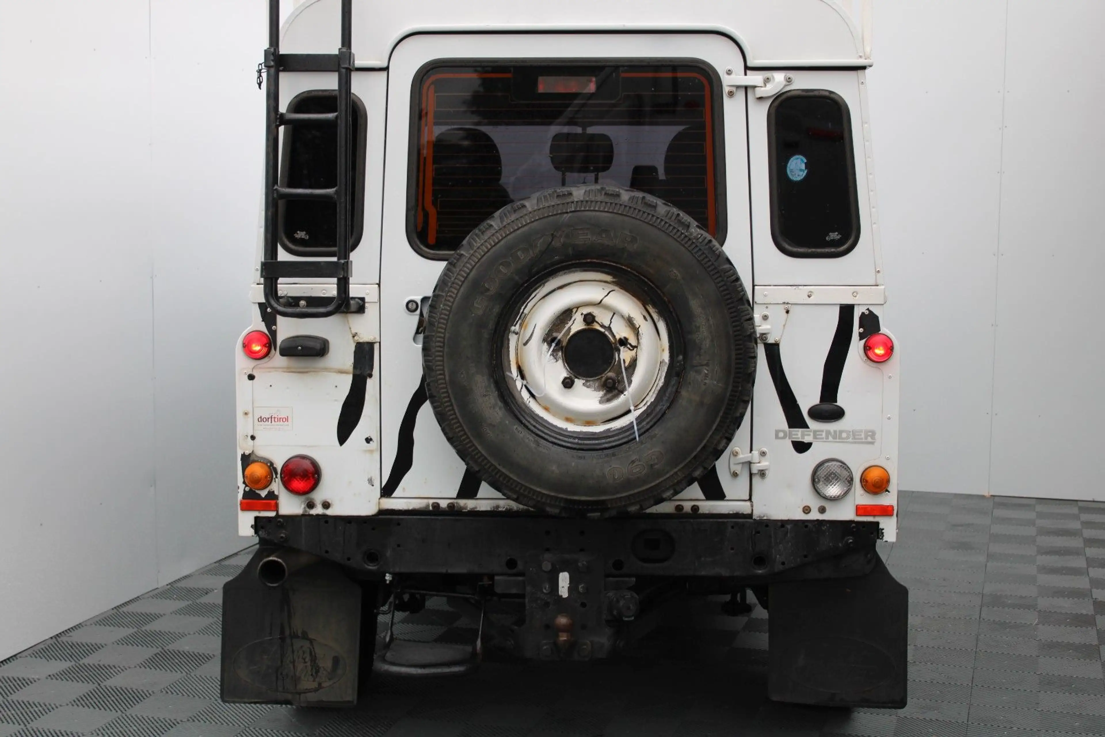 Land Rover Defender 110 E Station Wagon — photo 13