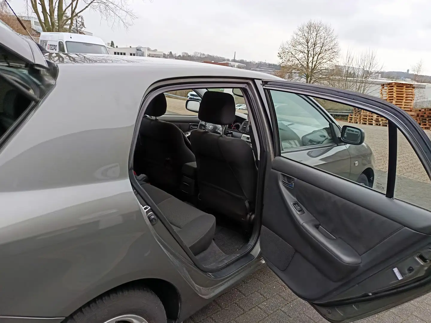 Toyota Corolla Corolla Fließheck 5-Türer 1.4 VVT-i Grau - 2