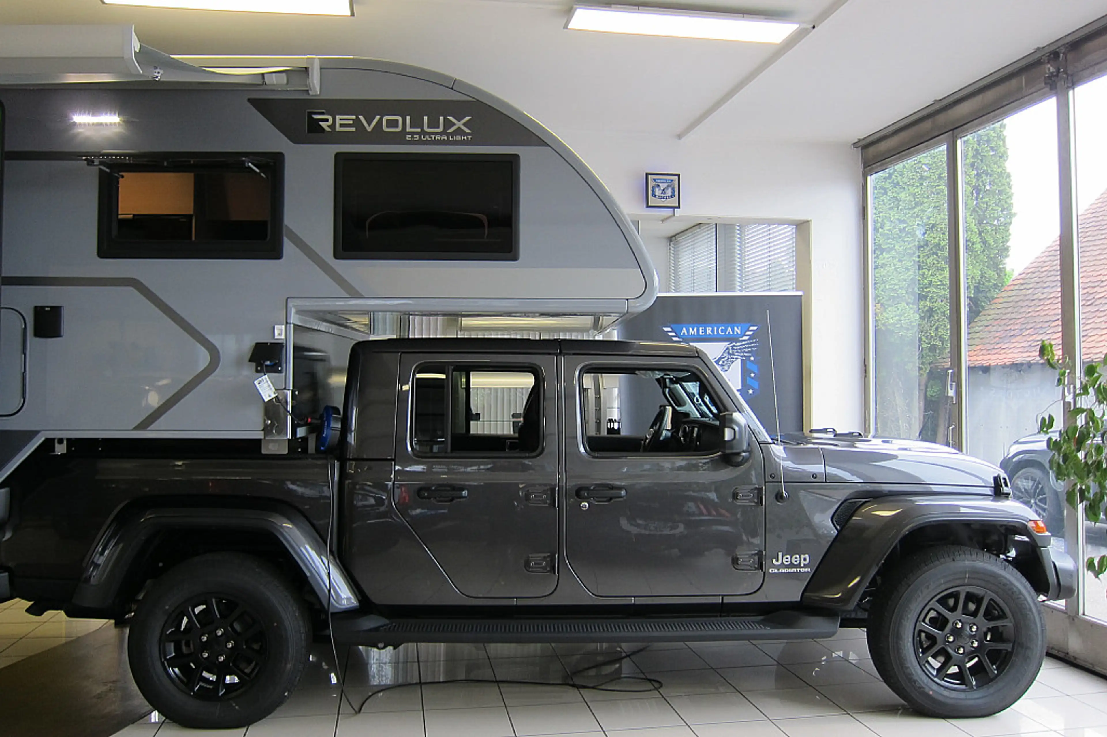 Jeep Gladiator 3,0 V6 AT8 4WD Overland REVOLUX — photo 9