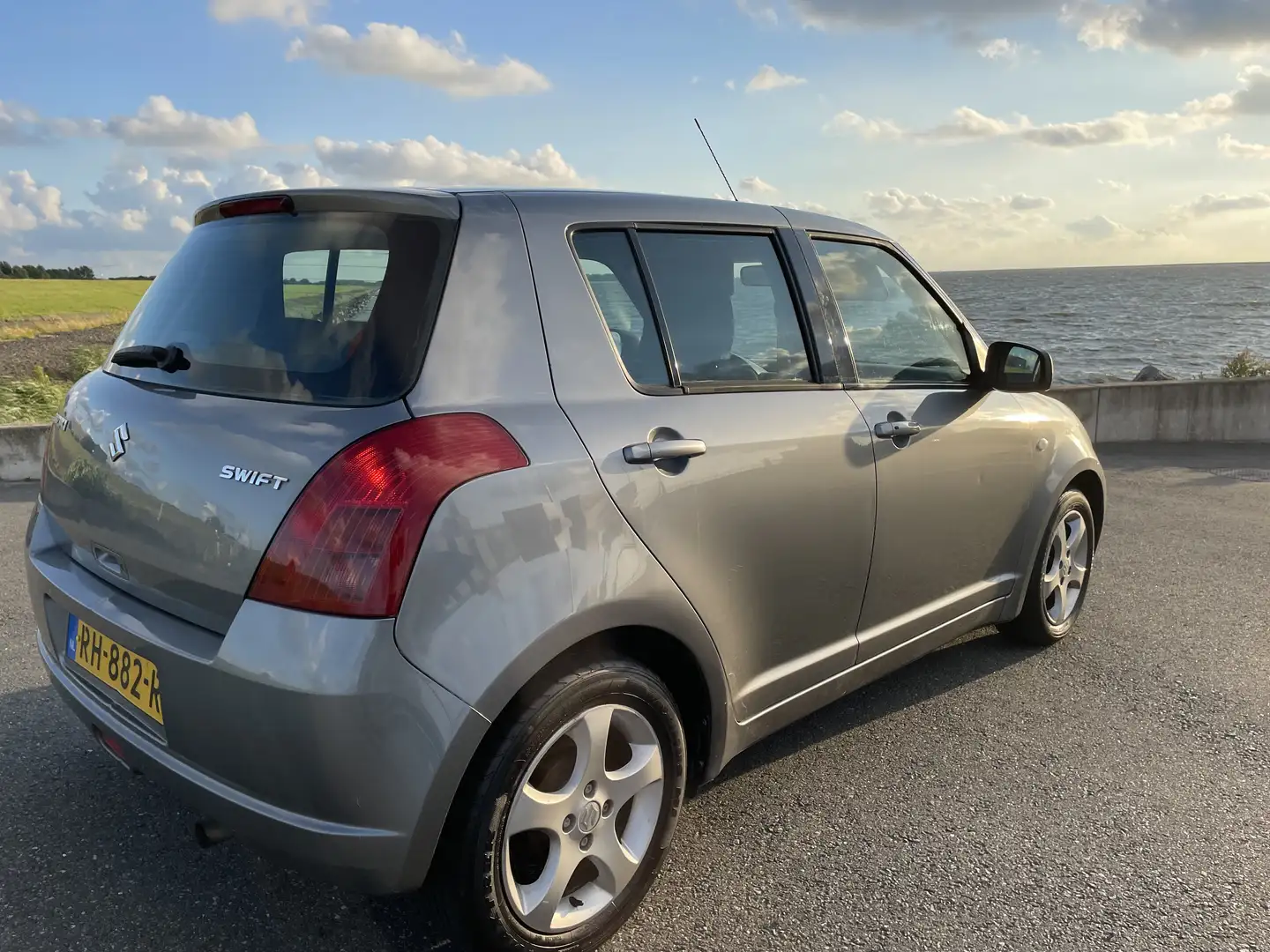 Suzuki Swift 1.3 GA Gris - 2