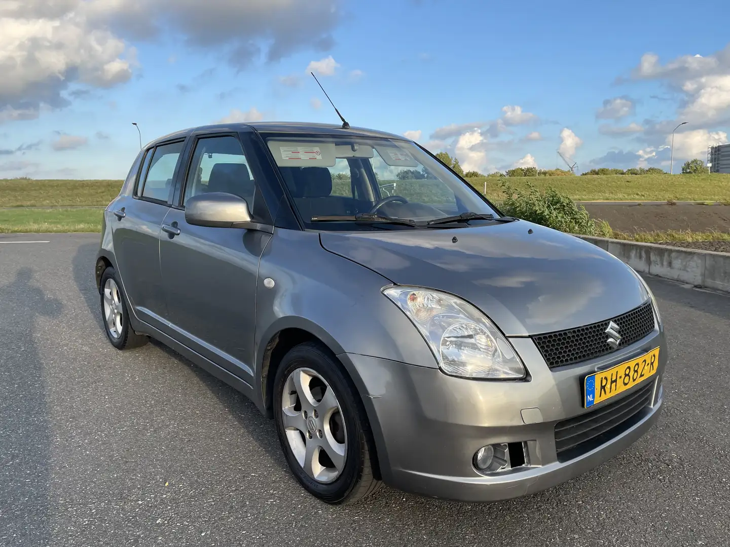 Suzuki Swift 1.3 GA Gris - 1