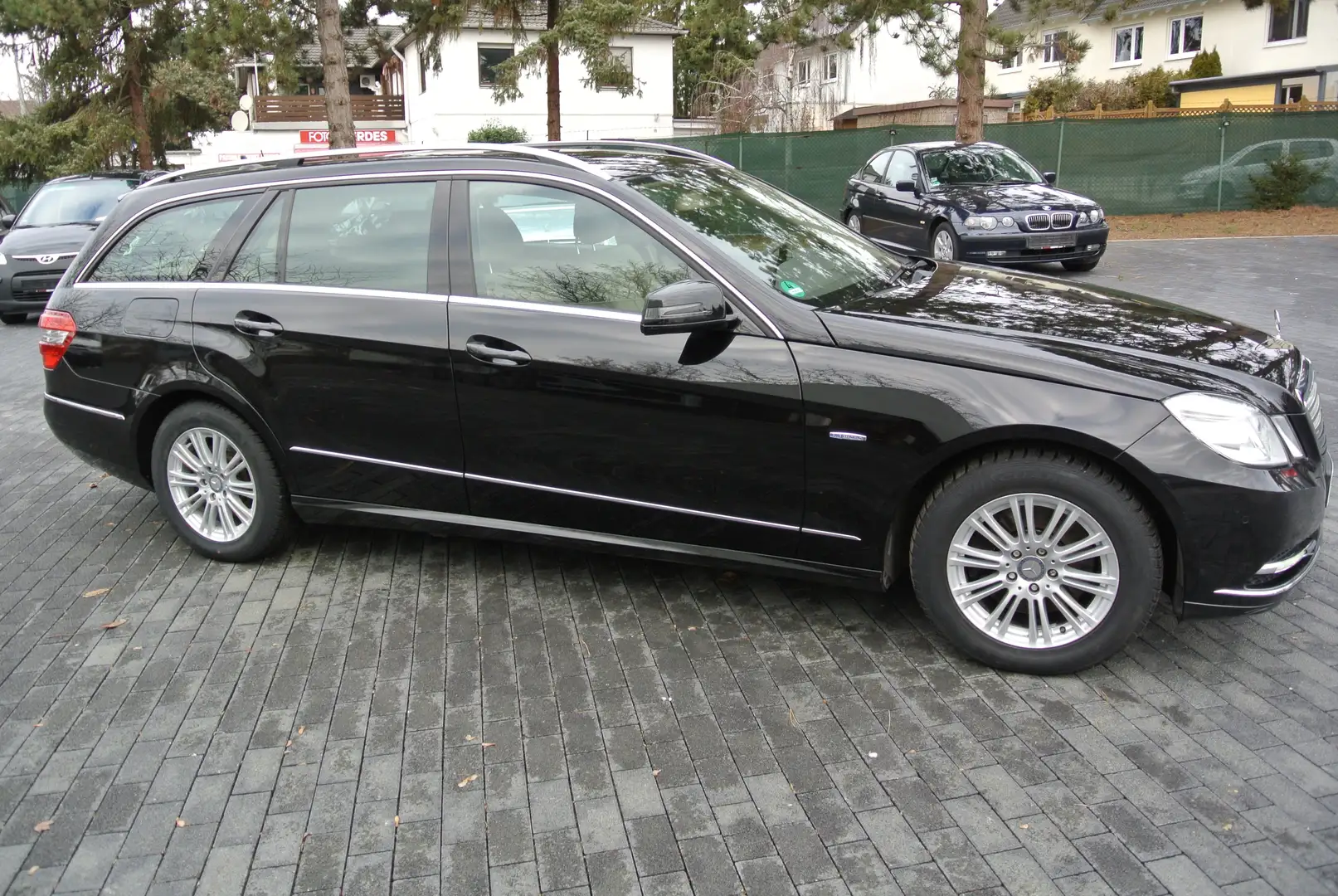 Mercedes-Benz E 300 T CDI DPF BlueEFFICIENCY 7G-TRONIC Elegance Černá - 2