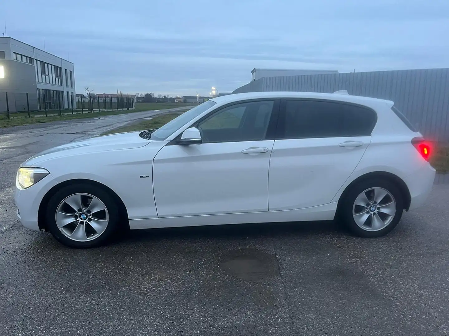 BMW 116 i Sport Line/SEHR GEPFLEGTER ZUSTAND/GUTE AUSST... Weiß - 2