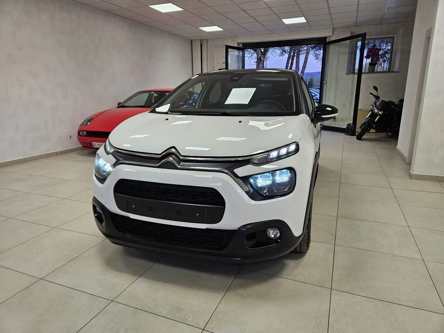 Citroen C3 1.2 puretech Shine s&s 83cv Weiß - 1
