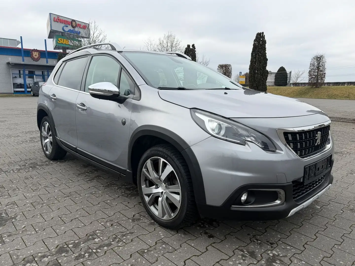 Peugeot 2008 1.2 Crossway AUTOMATIK/NAVI/PANO/AHK/S-HEFT Grau - 2