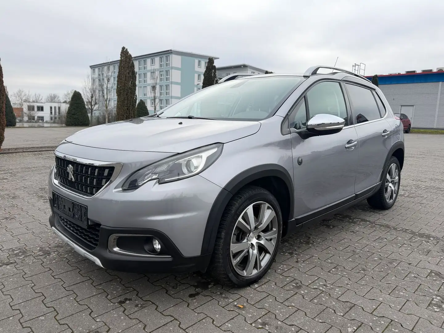 Peugeot 2008 1.2 Crossway AUTOMATIK/NAVI/PANO/AHK/S-HEFT Grau - 1