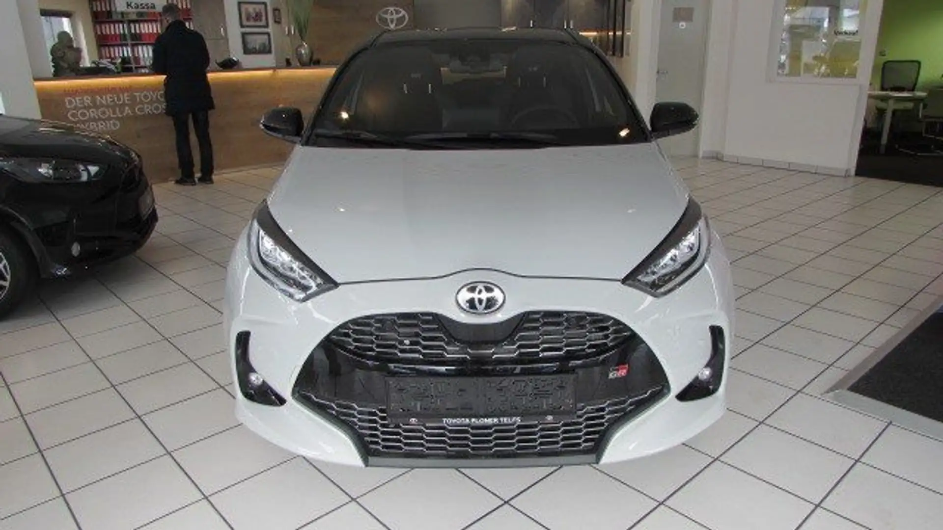 Toyota Yaris 1,5 VVT-i Hybrid GR Sport Grau - 1